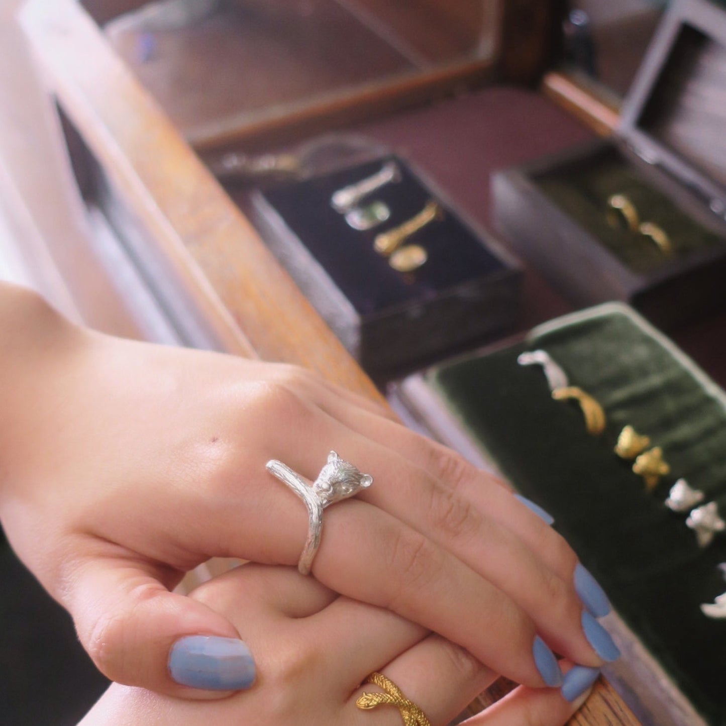 Sterling silver panther ring worn on hand – handmade animal jewelry from Montmartre, showing the sculpted feline profile and detailed texture.