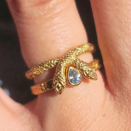 W headed sneak ring/ gold