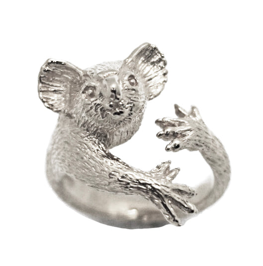 Hand-sculpted koala ring in solid sterling silver, showing realistic face and fine texture — handmade animal jewelry by Fusako Koike Paris.
