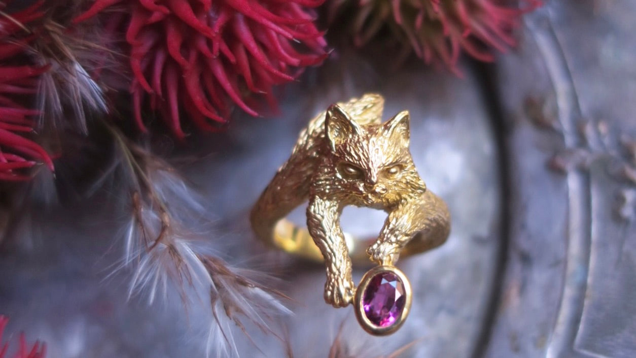 Hand-sculpted cat ring in gold-plated silver with an oval-cut pink tourmaline — artisanal animal jewelry from Paris for cat lovers.