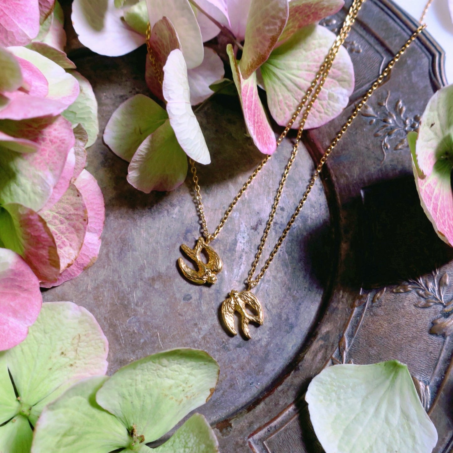 Descending bird necklace/ gold