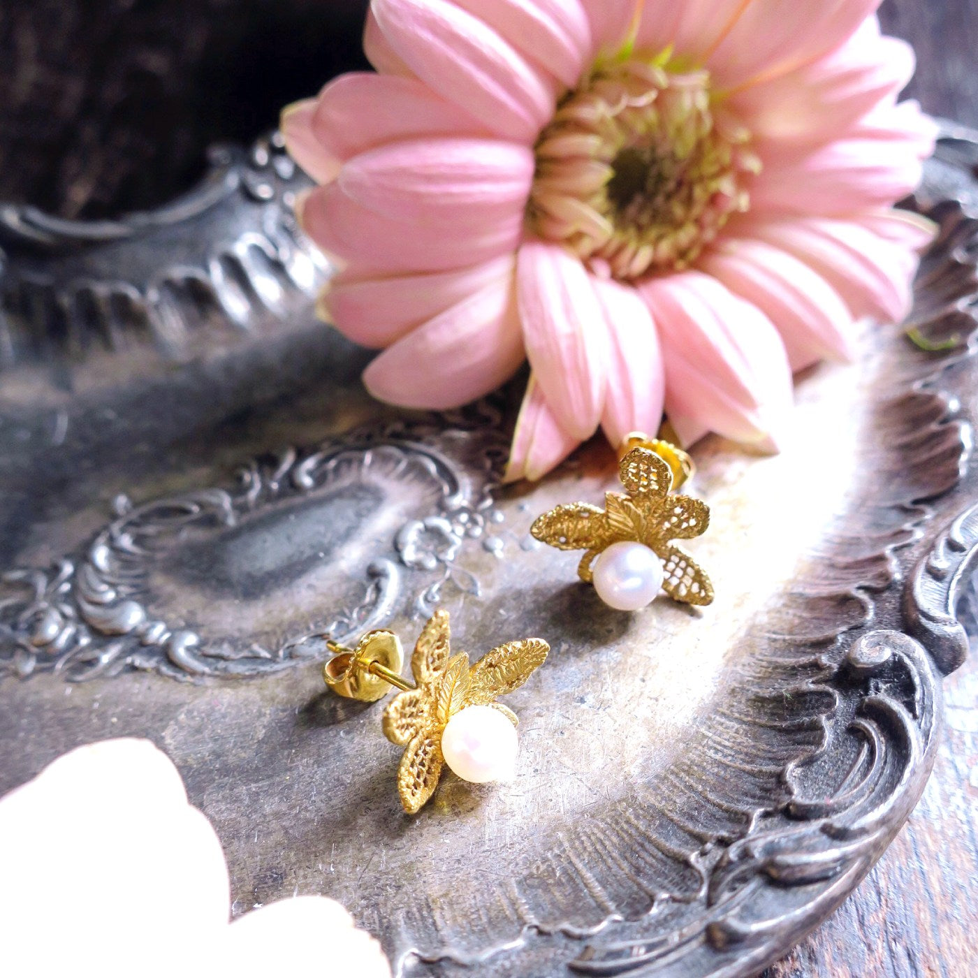 "La Lueur" Lace Leaves Pearl Earrings/ gold