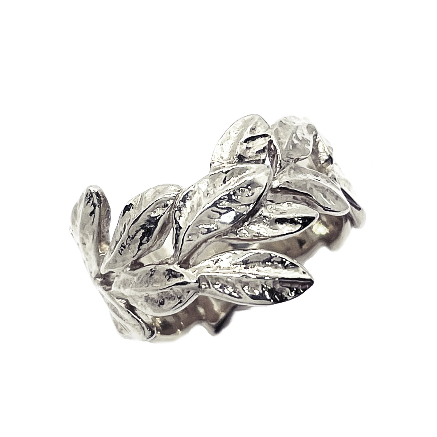 Hand-sculpted sterling silver laurel ring with detailed leaf textures, showcasing a bold botanical design. Sculptural nature-inspired style jewellery crafted in Paris.