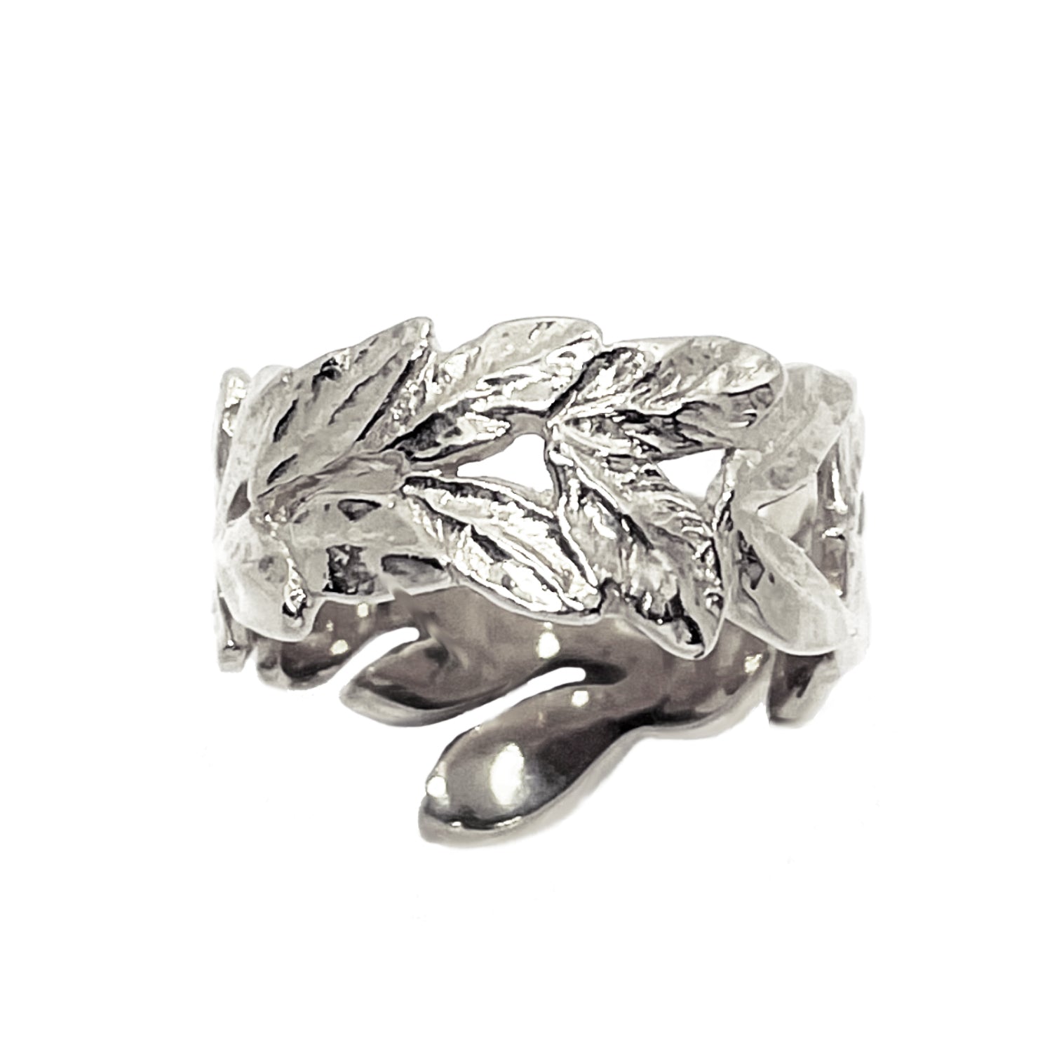 Sterling silver laurel-leaf ring with textured leaves, highlighting its sculptural botanical design. Artisan jewellery handcrafted in Paris.