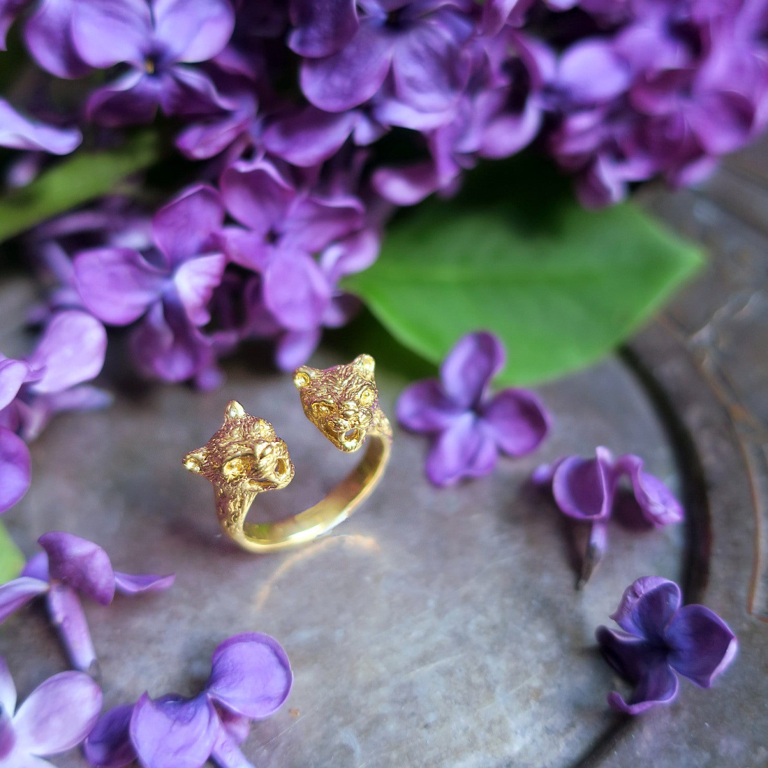 gold leopard open ring sculptural animal jewelry double leopard heads hand carved silver 925 plated gold Paris atelier lilac setting