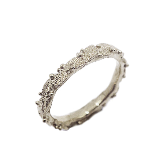 Hand-sculpted sterling silver ring inspired by morning dew, featuring delicate droplets and botanical textures. A refined sculptural design crafted in Paris for lovers of artisan jewellery.