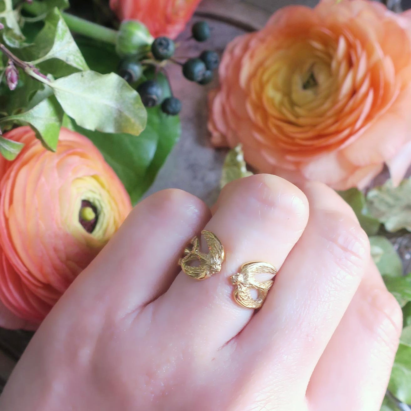 Two Birds Drawn Together Open Ring/ gold