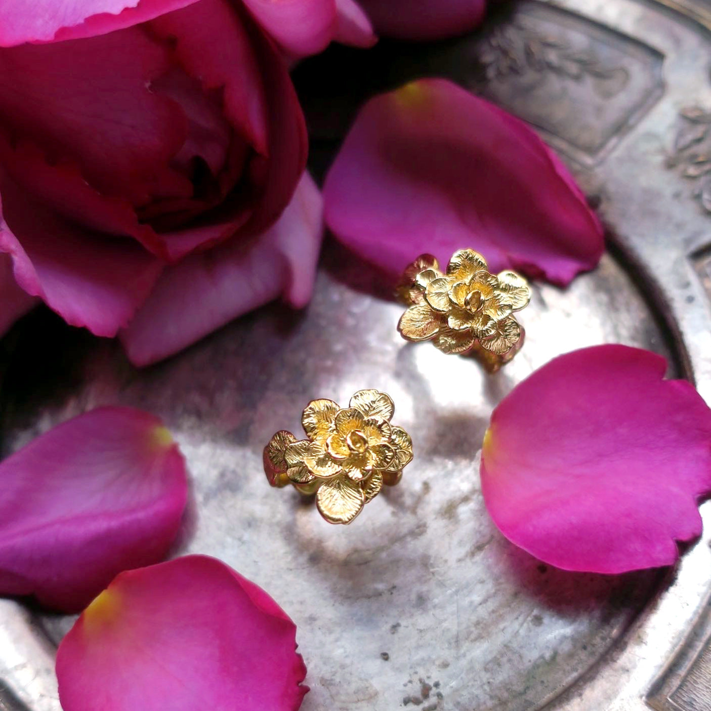 “La vanité” rose rings in gold, sculpted floral design inspired by blooming roses, poetic artisan jewelry with botanical motif.