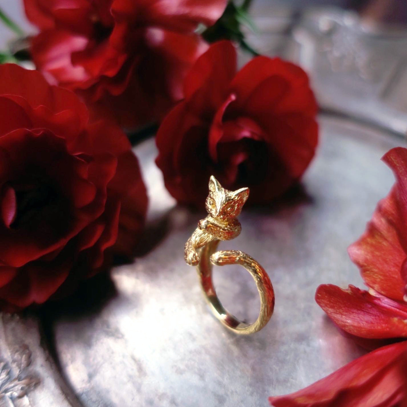 Cat open ring in 18K gold-plated silver 925 styled on antique tray with red roses, animal jewelry Paris