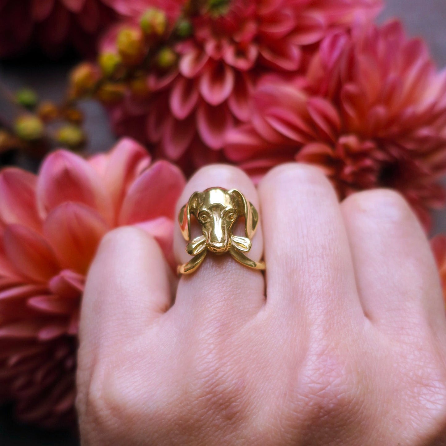 Dachshund dog ring in gold-plated silver 925 worn on hand among red flowers, hand-sculpted animal jewelry