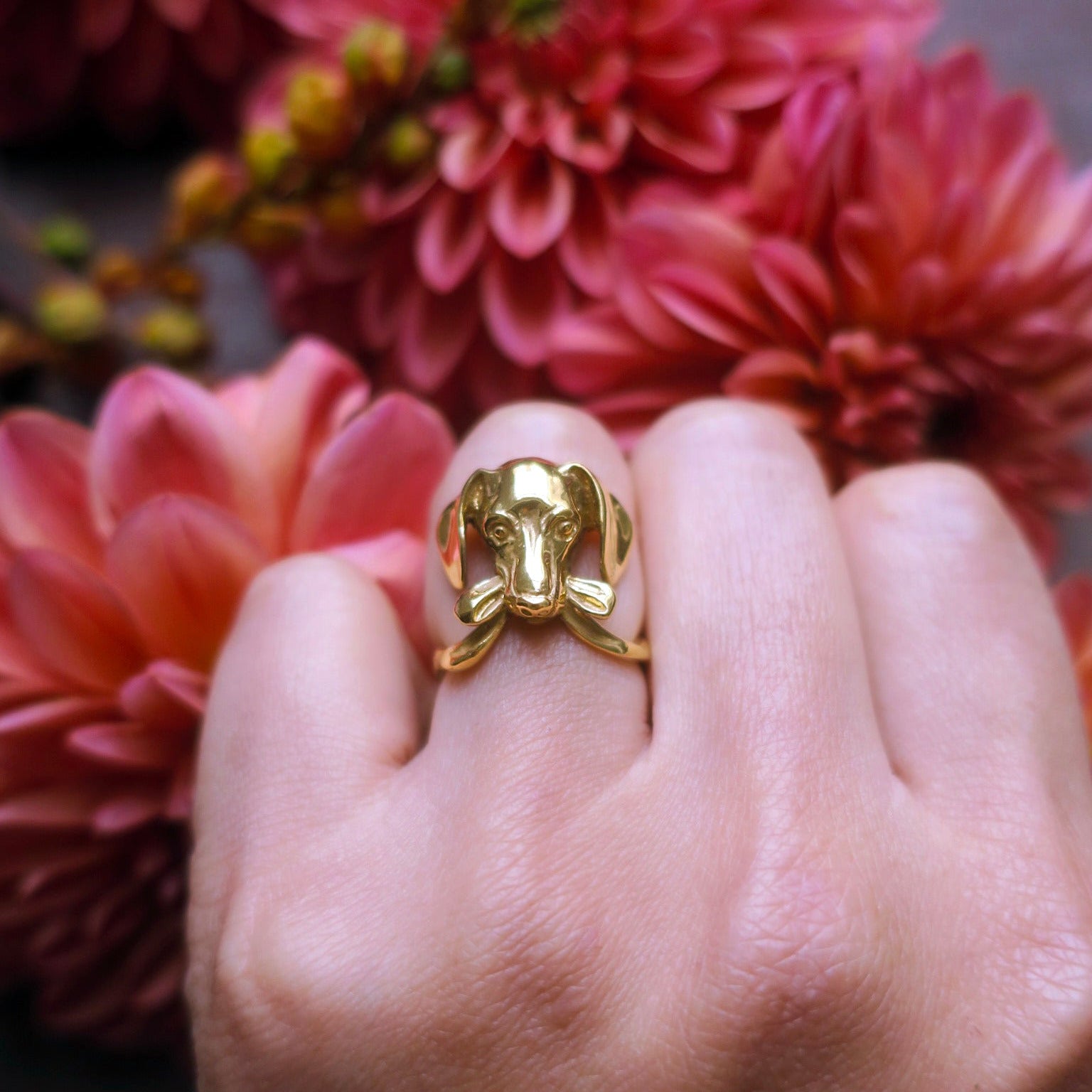 Dachshund dog ring in gold-plated silver 925 worn on hand among red flowers, hand-sculpted animal jewelry