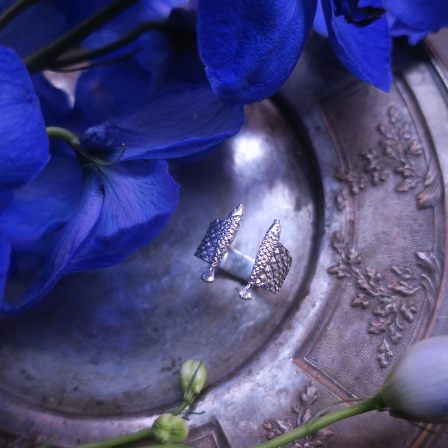 Silver 925 fish ring styled with blue flowers, sculptural animal ring with finely detailed scales, elegant handmade piece