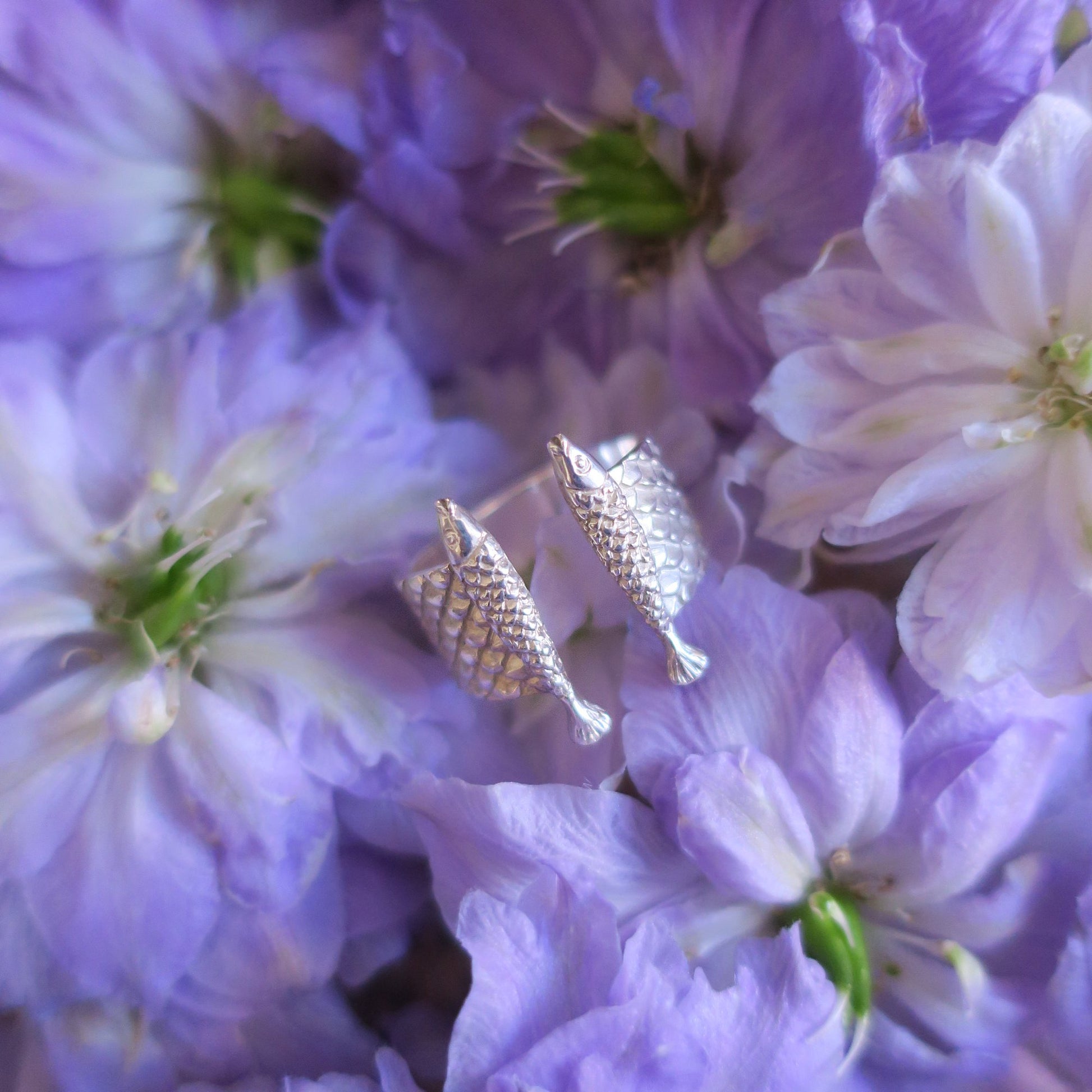  fish ring in Silver 925 with finely detailed scales, displayed with  purple flowers