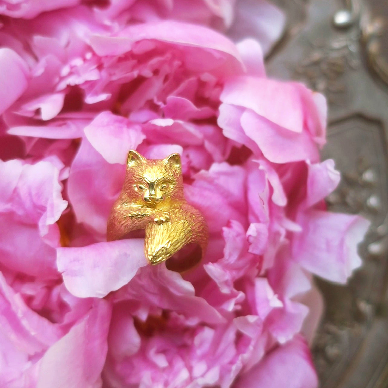Fat cat ring in 18K gold-plated silver 925 nestled among pink peony petals, animal jewelry styling