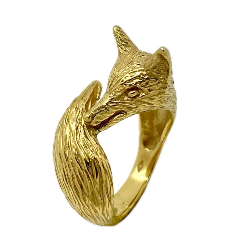 Side view of gold fox ring, 18K plated silver 925, showing engraved fur texture and curved tail