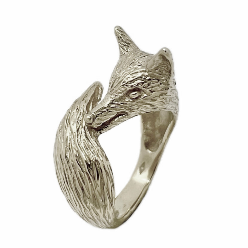 Side view fox ring in silver 925, elongated neck and finely engraved fur details, sculpted animal ring