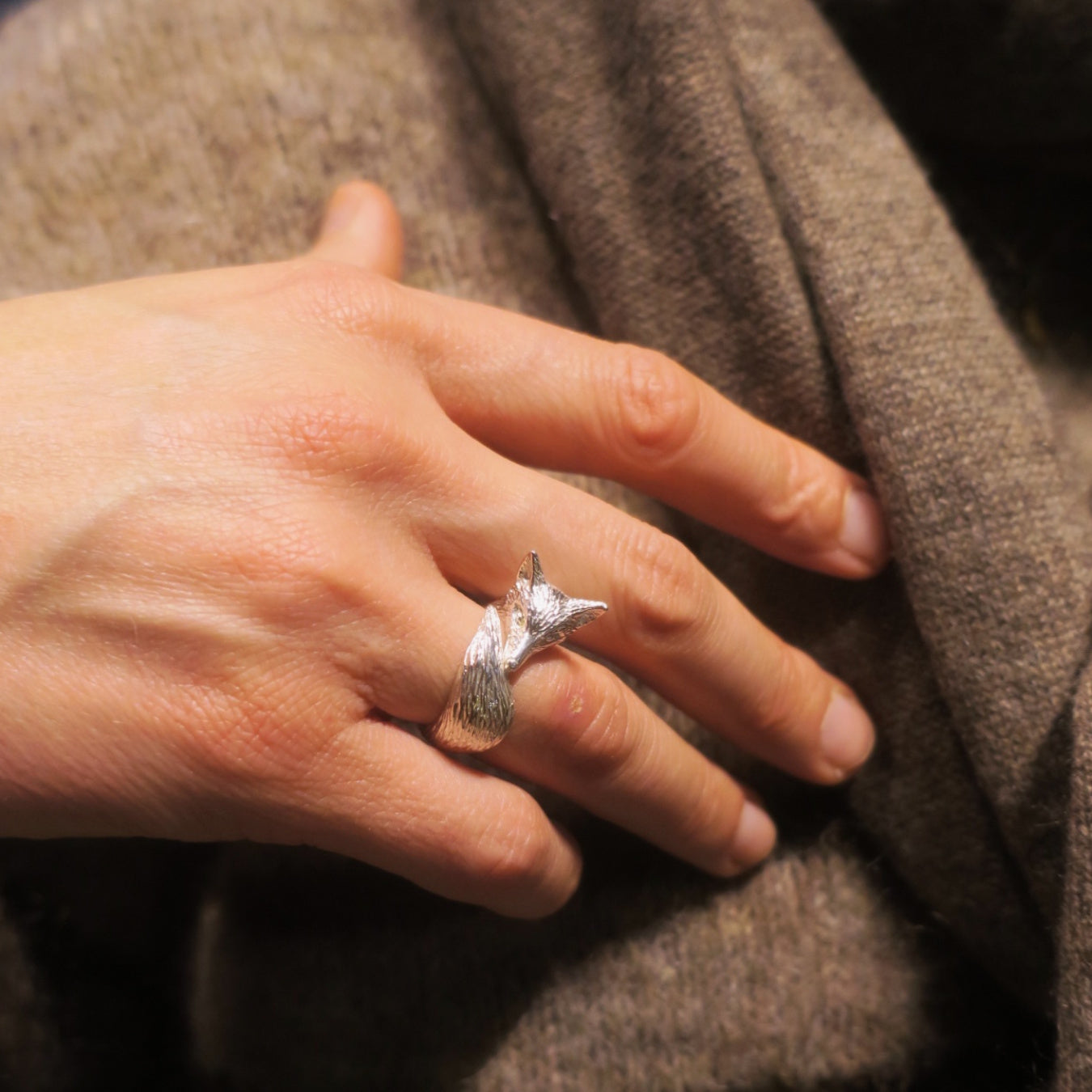 Fox ring in silver 925 worn on hand, sculpted fox body wrapping around finger with textured fur detail