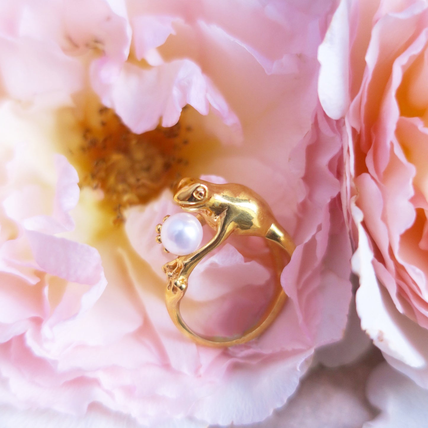 Frog ring in 18K gold-plated silver 925 with freshwater pearl nestled among pink rose petals, Art Nouveau animal jewelry
