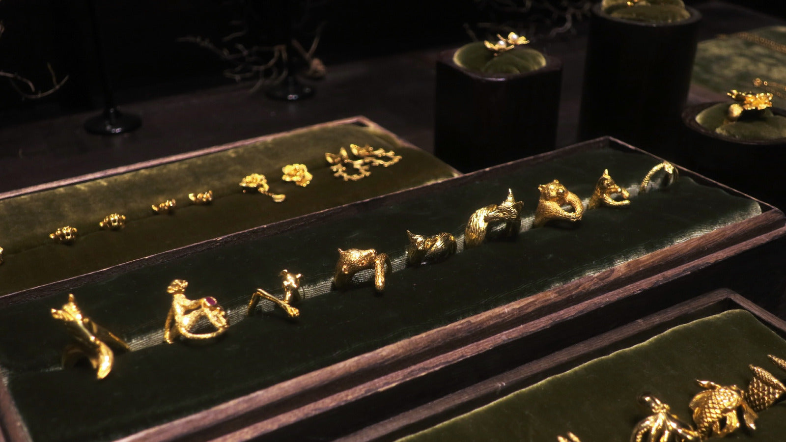 Hand-sculpted animal rings in gold-plated silver displayed in the Fusako Koike Paris Montmartre atelier, showcasing artisanal jewelry craftsmanship by a Japanese creator in Paris.