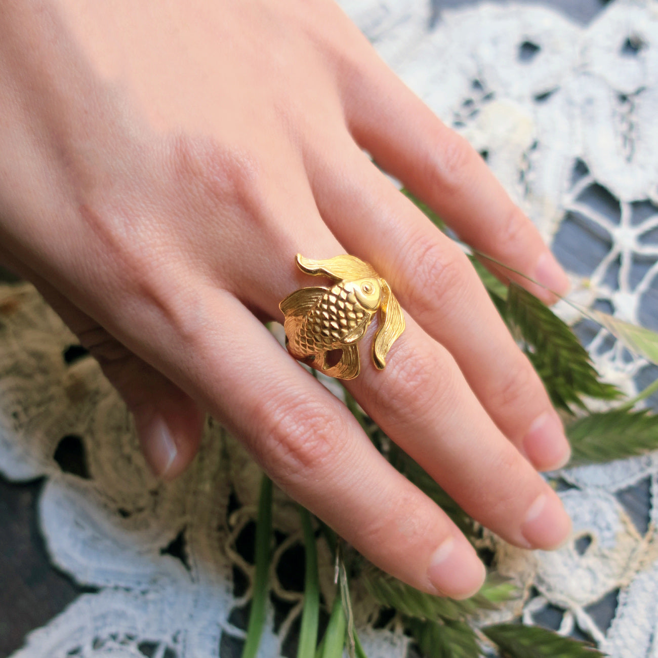 Goldfish ring in 18K gold-plated silver 925 worn on finger, sculptural animal ring