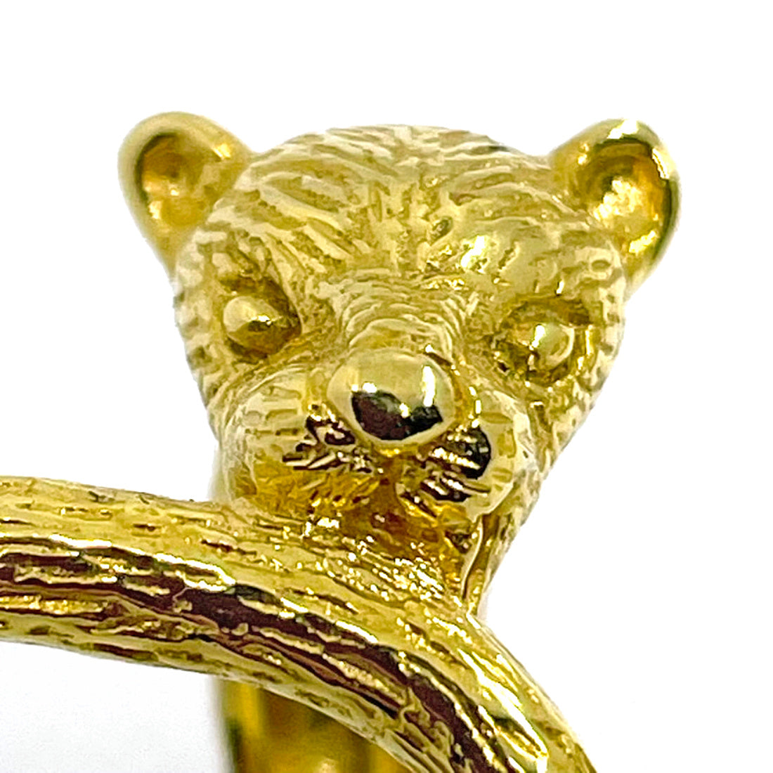 Close-up front view of panther face ring in gold-plated silver 925, detailed eyes, nose, and hand-carved fur texture