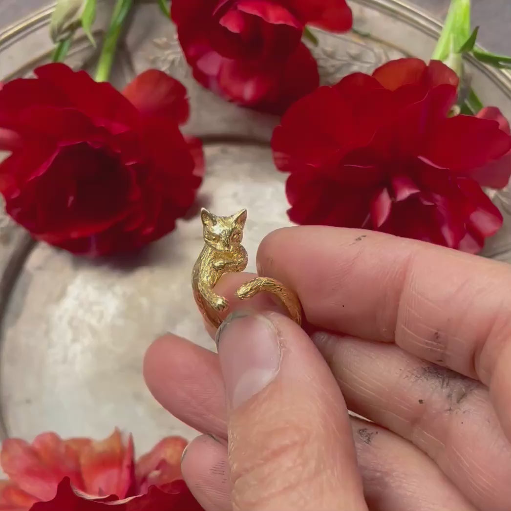 Cat open ring in 18K gold-plated silver 925, rotating view showing sculpted cat body, fur texture and tail detail