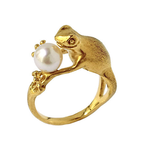 Art Nouveau-inspired gold-plated silver frog ring holding a freshwater pearl, handmade animal jewelry from Paris.
