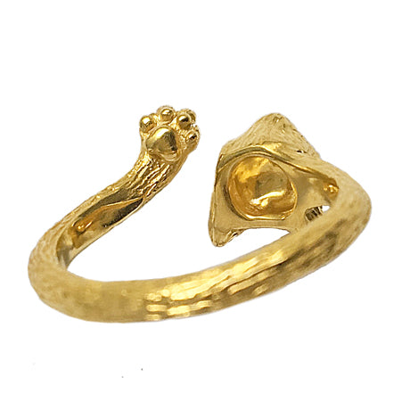 Side view of the gold cat face and hand ring revealing the engraved paw pad on the inner side. Hand-sculpted cat jewelry in 18K gold-plated silver, crafted by a Paris artisan with intricate naturalistic detail.