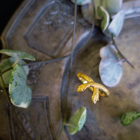 W headed sneak ring/ gold