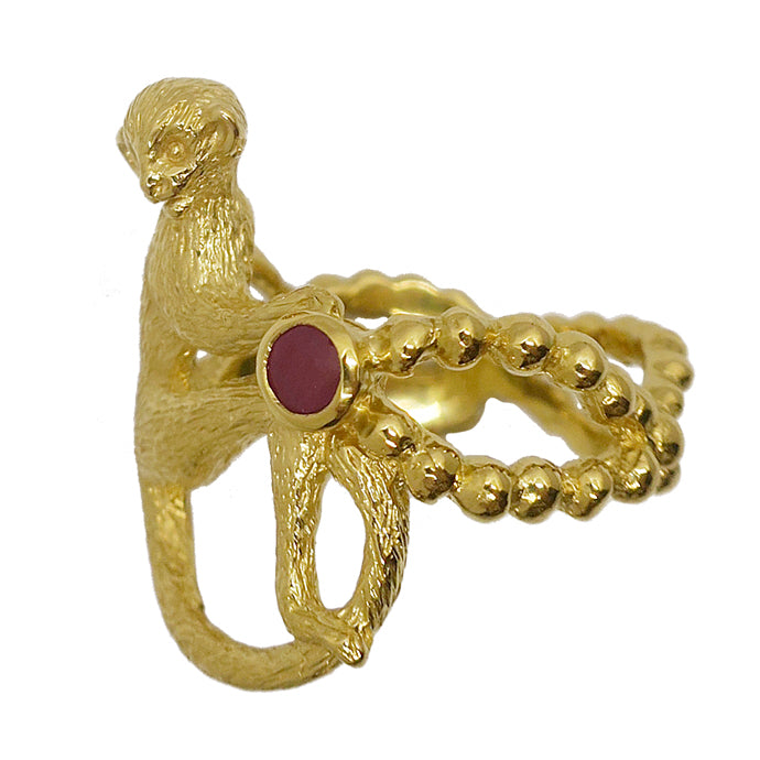 Close-up of the “Voleur” monkey ring in gold-plated sterling silver, featuring a rough-cut opaque ruby — handcrafted animal jewelry from Paris.