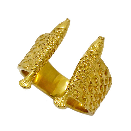 Double fish ring in 18K gold-plated silver 925, angled top view showing fish heads and engraved scale detail