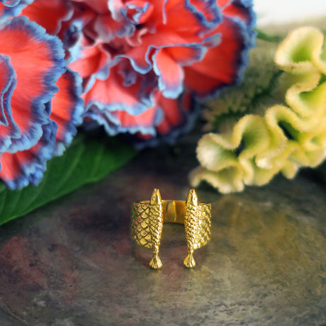 Double fish ring in 18K gold-plated silver 925 styled with colorful carnations, animal jewelry styling