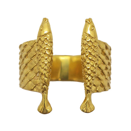 Double fish ring in 18K gold-plated silver 925, front view showing two facing fish with hand-engraved scales and wide band